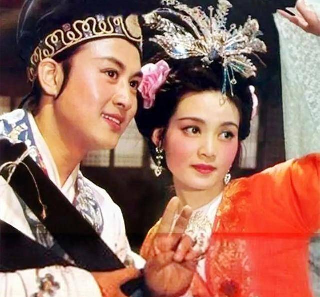 杜十娘死前怒扔百宝箱,并非因为李甲抛弃她,更多的是一种无奈