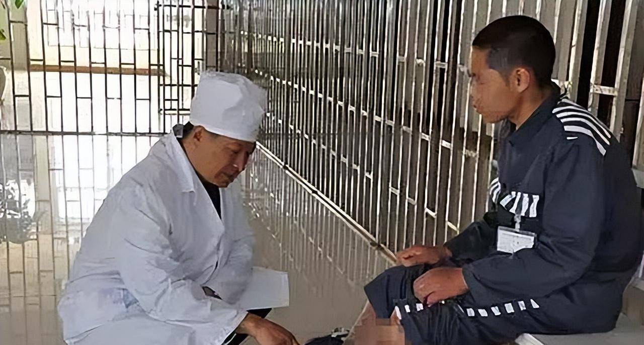 看护艾滋病犯的监狱医生:"走在刀口上"的职业人