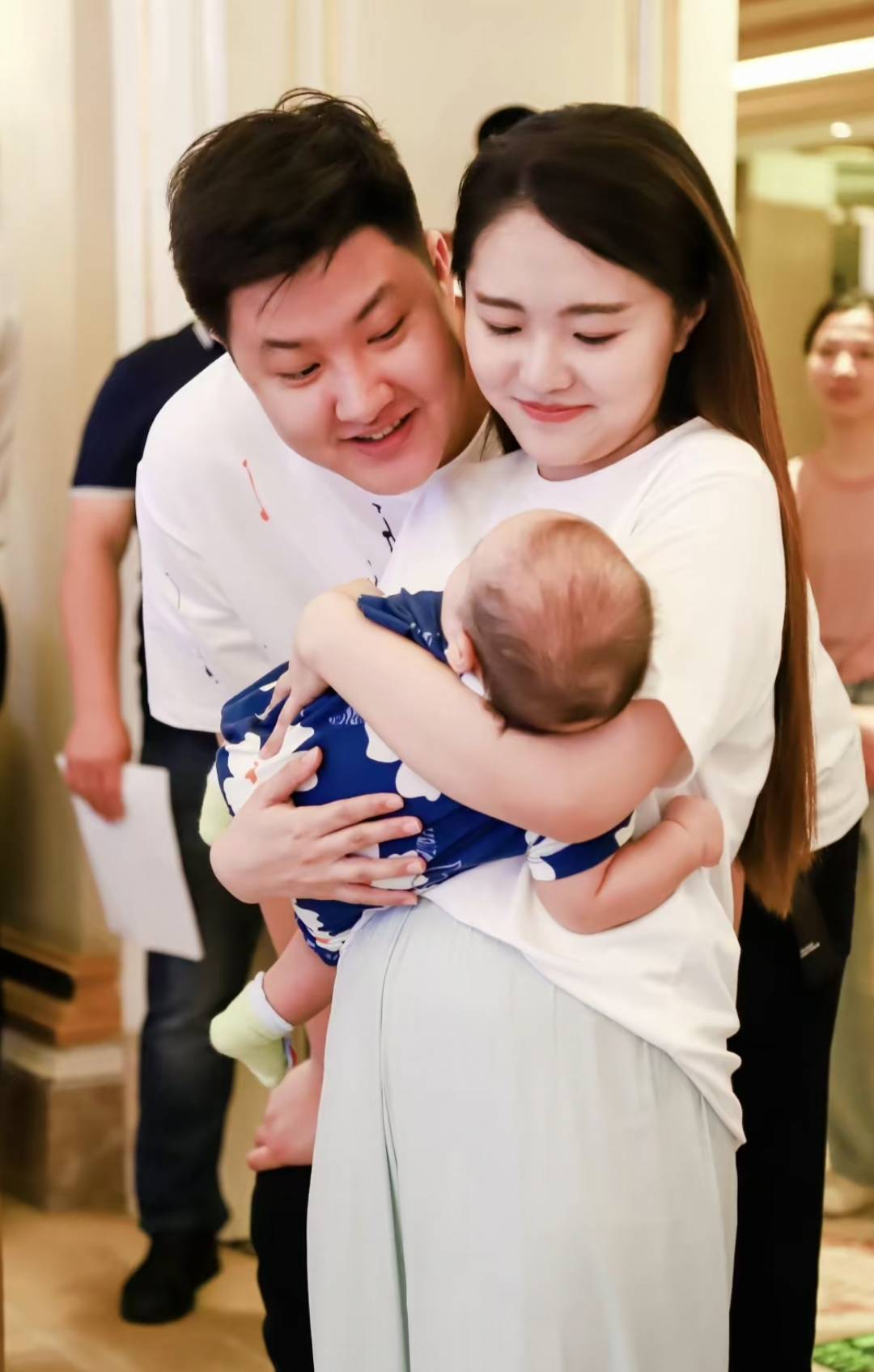 金龟子还分享了与两位老人的同框照,有网友说这是王宁的父母,也有说这