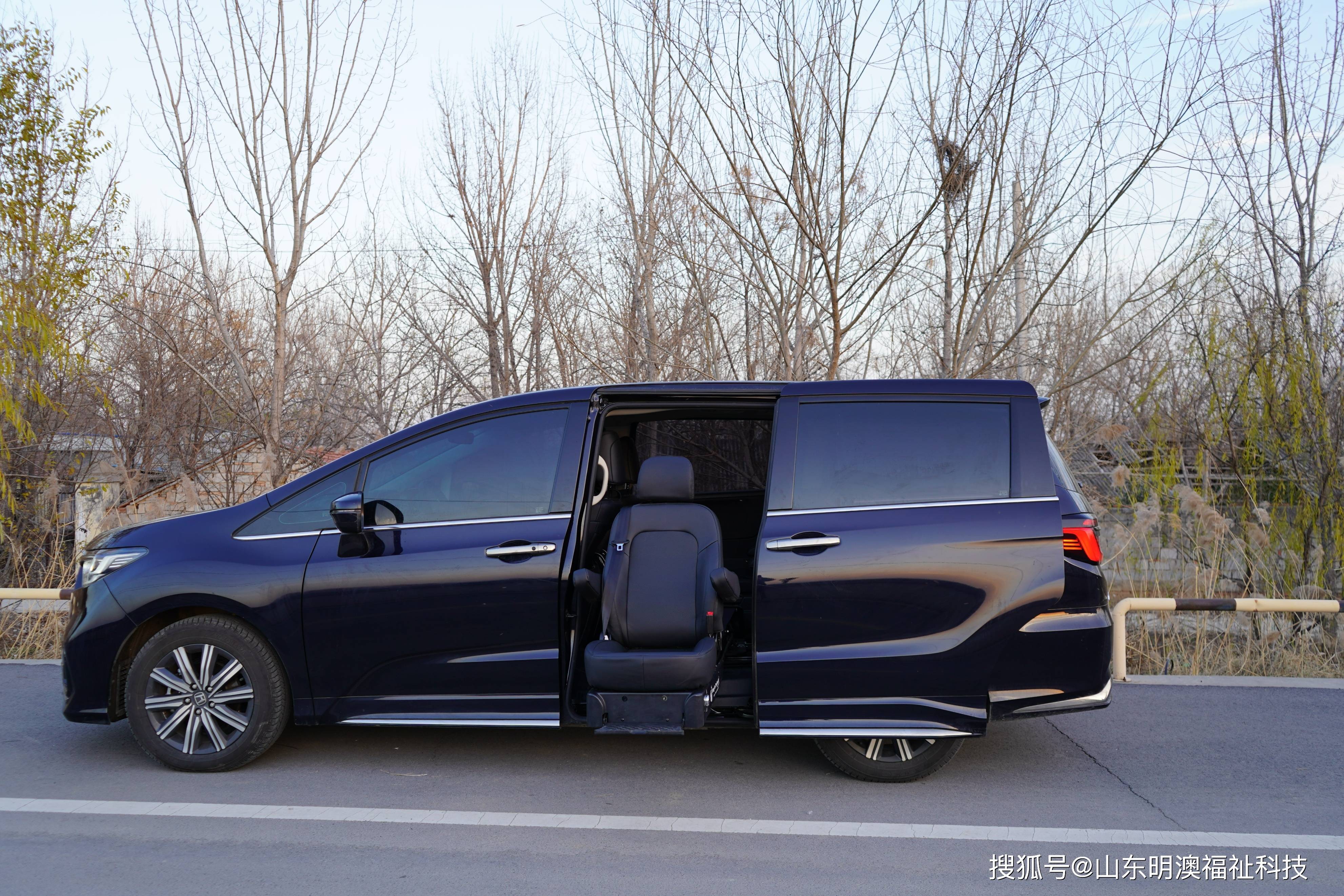 旋转升降福祉座椅,让老人旅行更轻松!