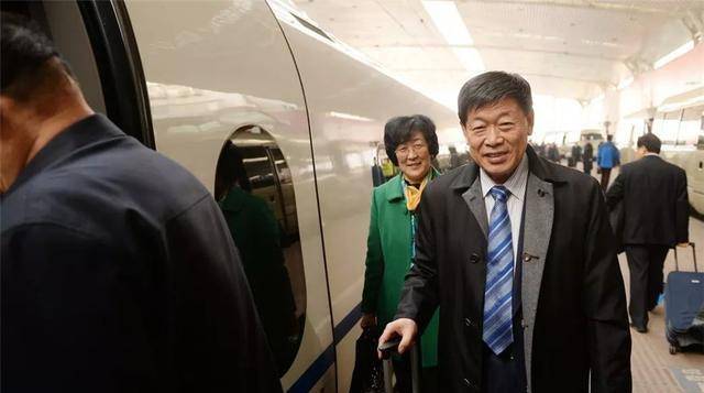 的山东首富,给16万员工盖房,自己却用200元手机_张士平_集团_魏桥纺织