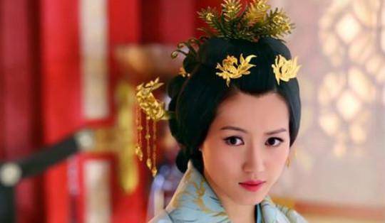 皇后产下龙子后被人毒死,皇帝忍辱负重,多年后将其满门处死