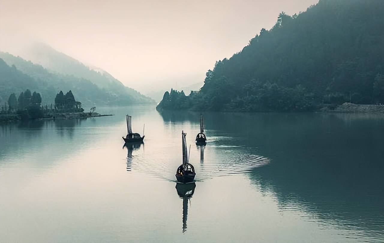 一生穷困潦倒的诗人,在江边写下一首七绝,结尾一句堪称神来之笔