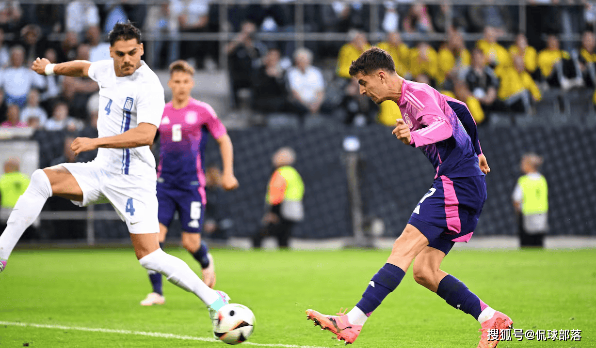波兰开场仅11分钟取得梦幻开局,瓦卢凯维奇取得进球,随后第16分钟,泽