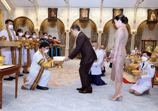 苏提达王后容光焕发,一袭裸色礼服温柔入骨,在外交场合表现完美