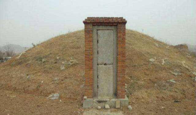 直击西楚霸王项羽墓地:寒酸简陋,坟冢前仅剩一块墓碑还断成两节