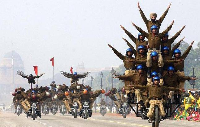一辆摩托车搭载60人 别再嘲笑印度杂耍了 背后军事作用很大