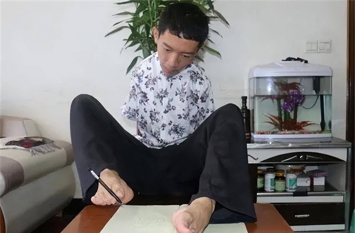 "无臂少年"彭超,6岁失去双臂,用双脚高考,他考了多少分