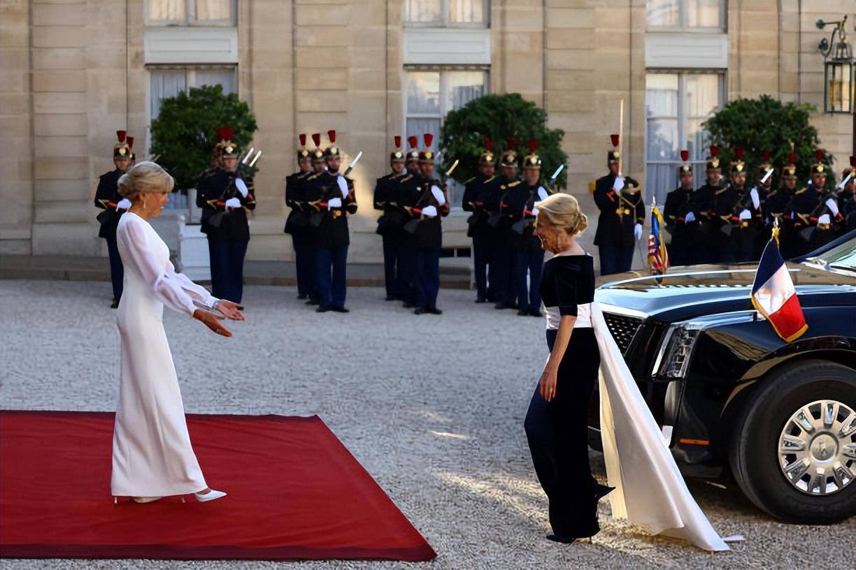 前法国总统萨科齐带着超模夫人也出席国宴!布吕尼一身白裙,好美
