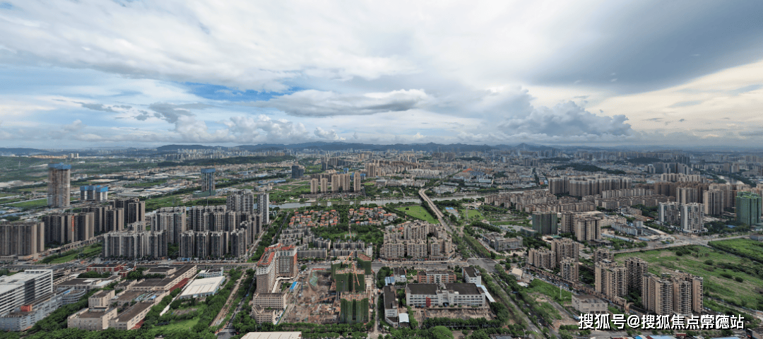 苍郁翠色的东港湾公园,千亩公园城,水天一色的岐江河盛景,岐江新城