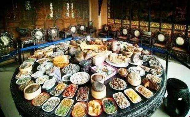 所有菜放在锅中热好,用膳时间没固定时间,御膳房人一直待命,皇帝想