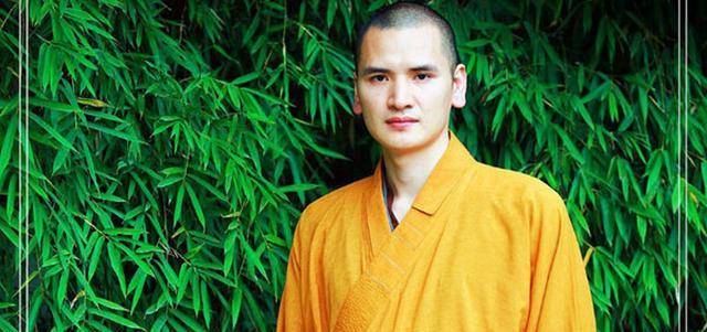 毕业后,释明心法师选择回到老家镇上落败破旧的普安寺,恢复其往日的