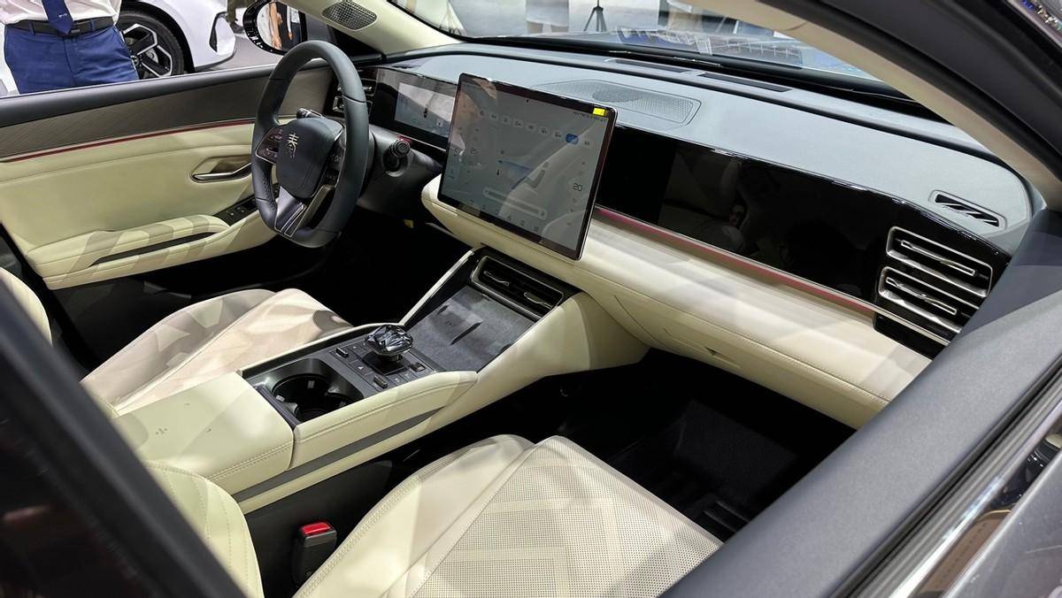 重庆车展家轿"顶流"!探馆比亚迪秦l和海豹06顶配车型