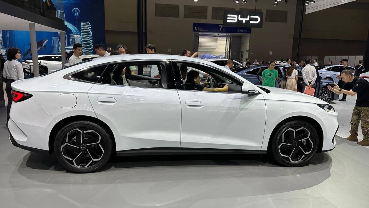 式门把手,轮毂也有着更夸张的造型花瓣造型,轮胎规格同样为225 50 r