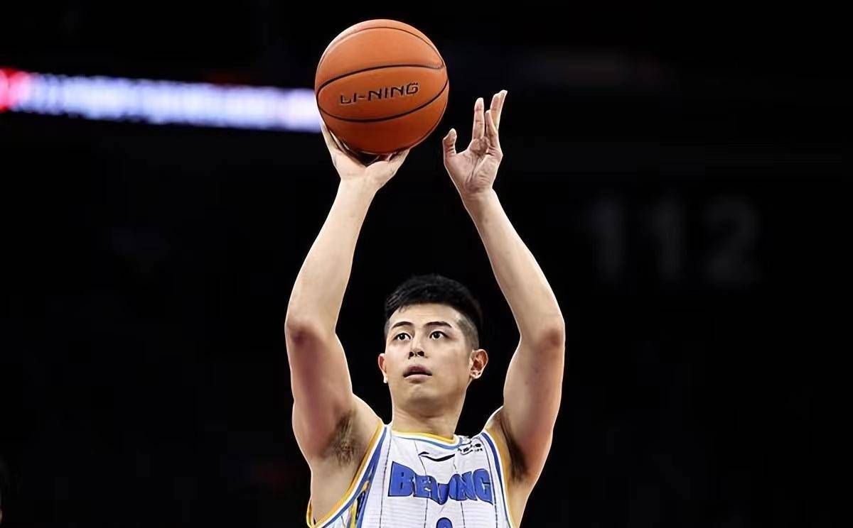 方硕和球队公开亮相正式留队,他成离队首人_北京队_球员_张卓