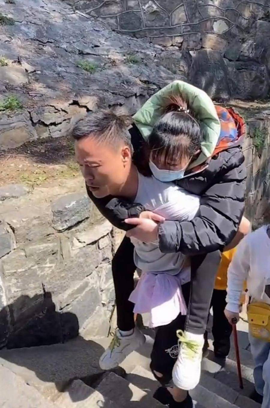 2008年,山东女孩翻墙私奔成瘫痪,小伙照顾14年,四次背她上泰山