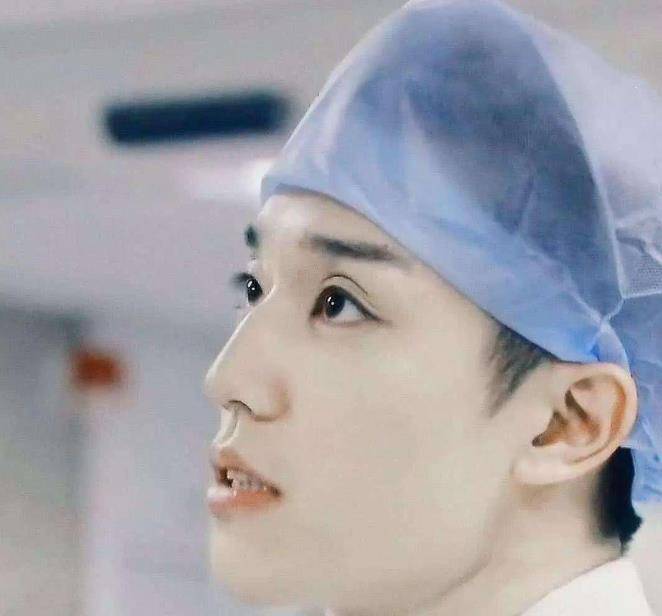 中国最帅医生走红,17岁上高校25岁博士毕业,人称现实版"江直树"_徐晔