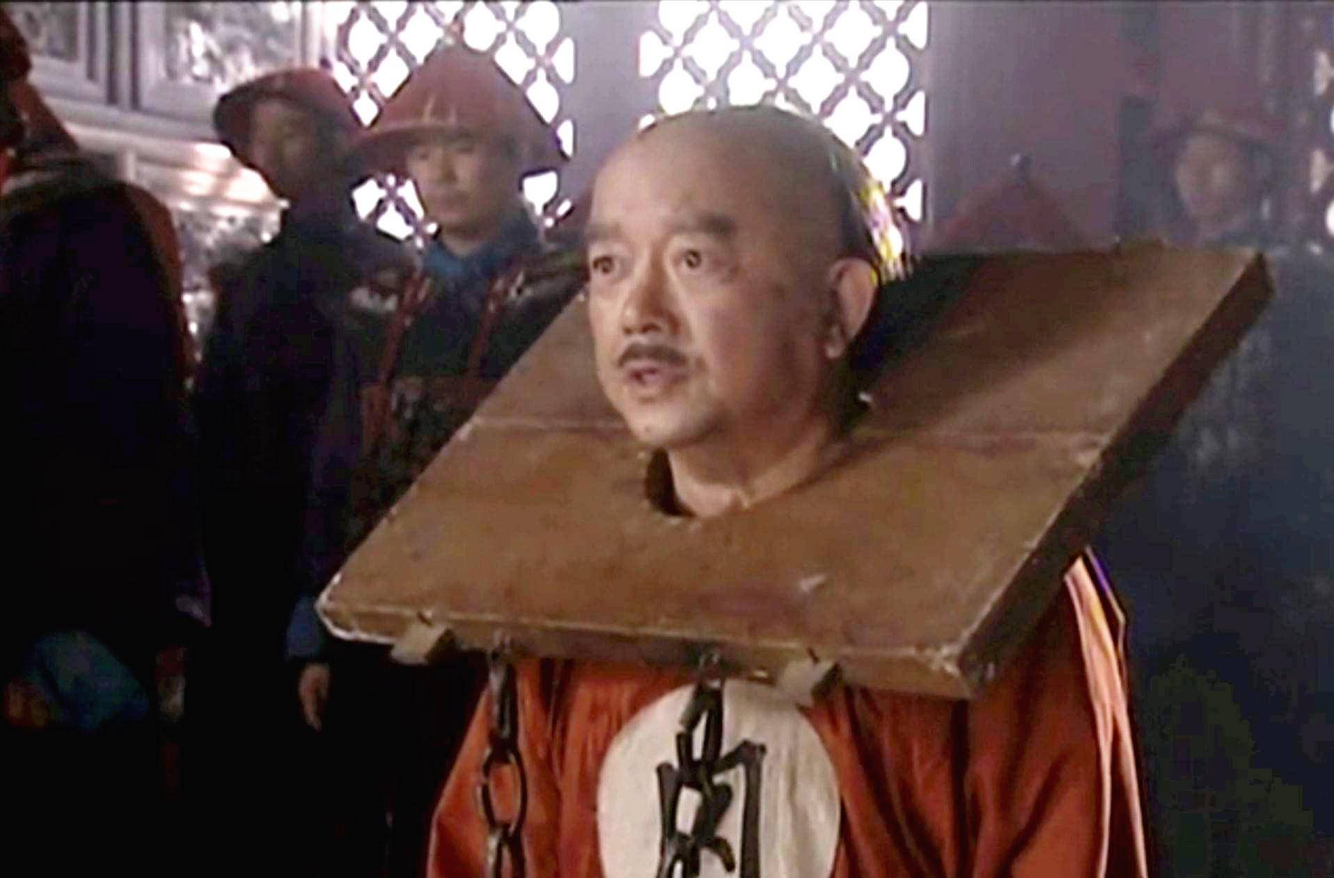 再思及清朝百姓瘦骨嶙峋,路有饿殍,和珅真是罪孽深重,死有余辜.