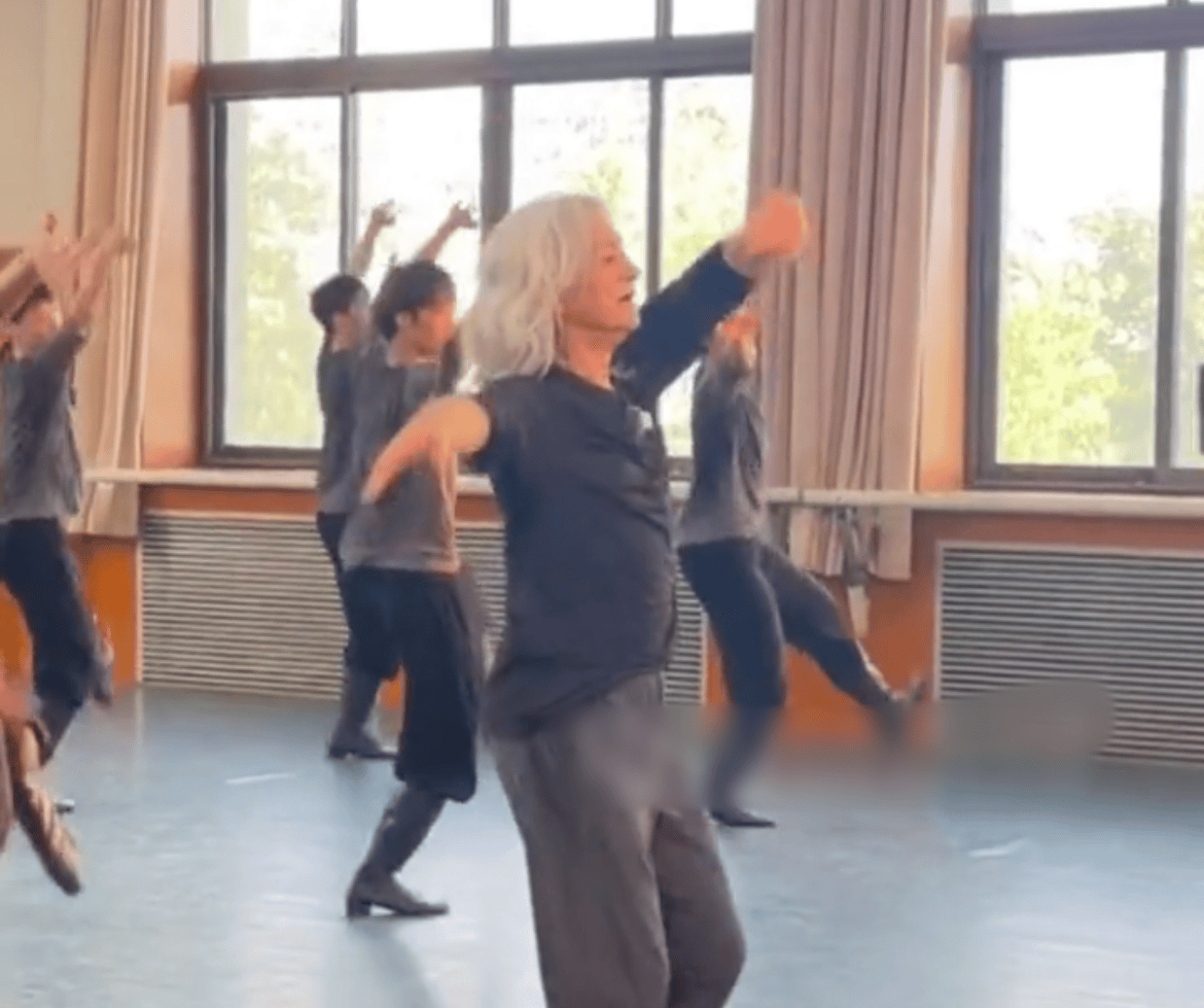 傅艺伟66岁前夫罕现身!儿子去世8个月状态超好,舞技不输姜铁红