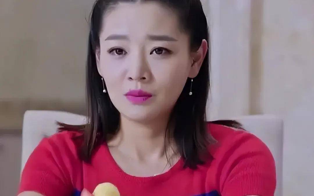 她就一部接一部地拍戏,比如《不可触摸的真情》里的陈菲菲,《天地真情