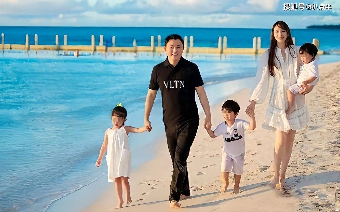 不过去年年底,纪晓波被抓后她便一度"销声匿迹",上一次露面是在5月底