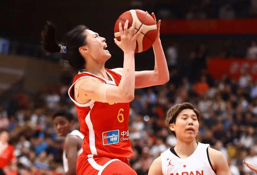 对阵日本女篮的两场比赛,王思雨分别得到8分和13分,场均得到10.