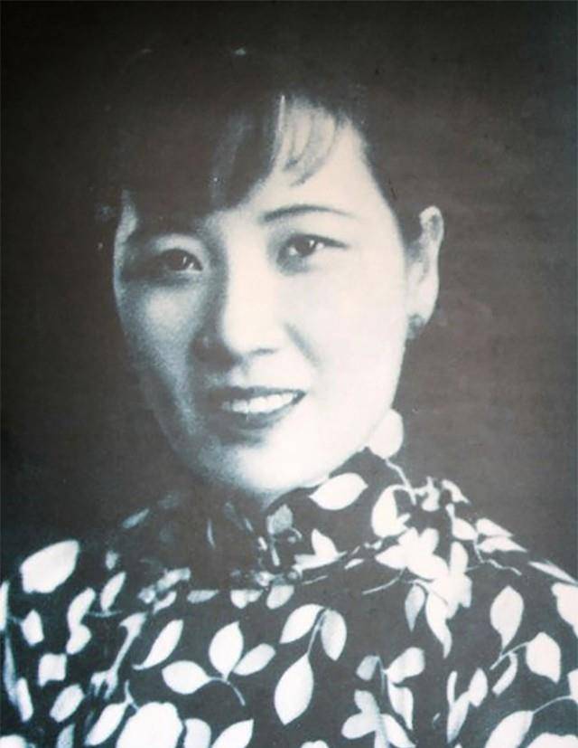 母亲兄长皆反对她的婚事,她摇身一变,将自己打造成"总统夫人"