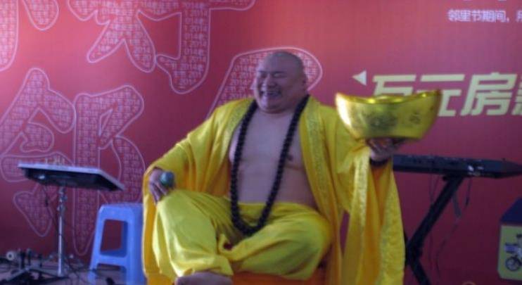 真人版"弥勒佛":成网红后,被富婆花高价请回家,如今已被抛弃