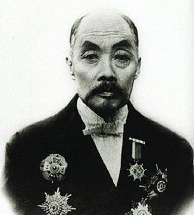 入主新产业遭元老反对,杜月笙有三张牌,一张可赢他却连打三张!