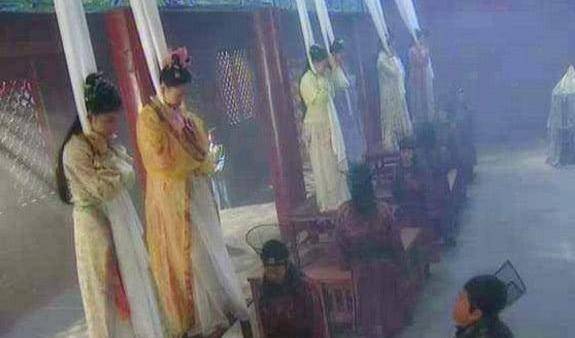 朱元璋死时,恢复了一项古老的制度,责殉诸妃成为"朝天女"