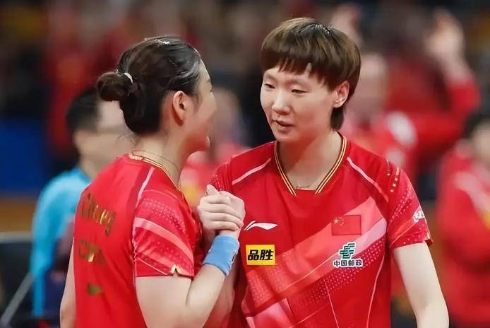 原创            质疑奥运名单，王曼昱球迷蹲点机场质问马琳，谁注意马琳反应-王曼昱为啥是奥运会替补