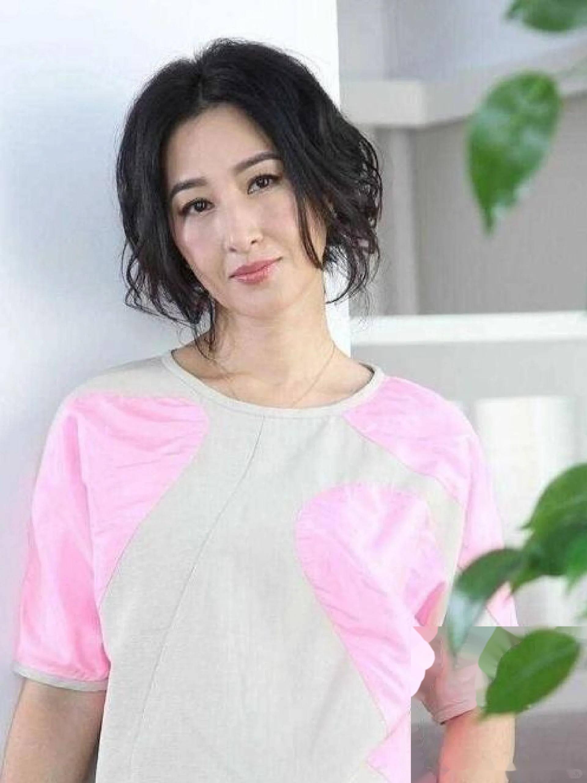 34岁的关咏荷,写真集展现女神的迷人魅力,美貌与才华的完美结合!