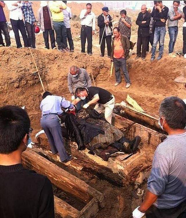 专家当年发现清朝古墓,挖一半发现是自家祖坟,最终选择让人敬佩