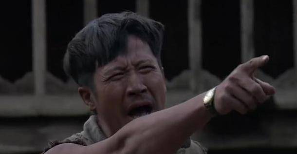 但是团长走了过来,他以落井下石,胁迫同胞的理由将迷龙绑了起来,下令