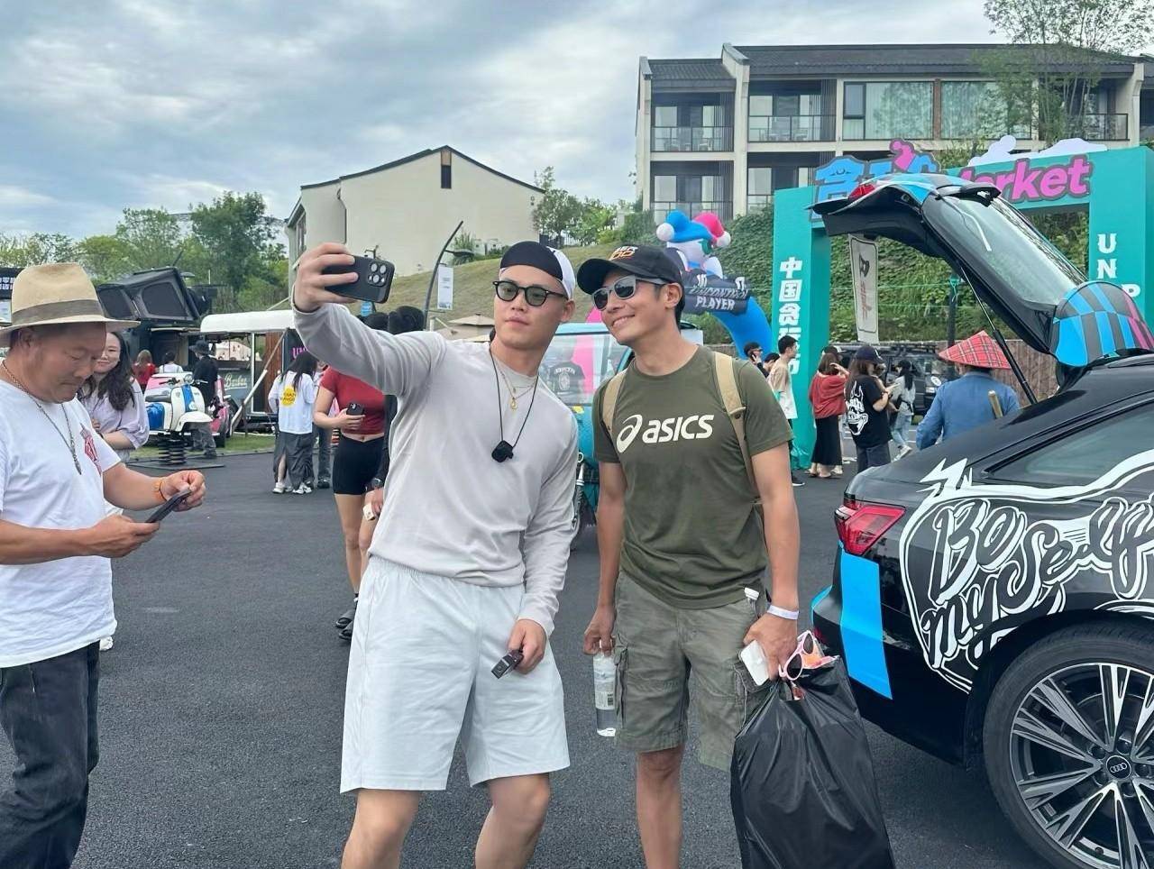 撒贝宁开318万房车携全家游玩!无惧与网友合影,儿女高清照曝光