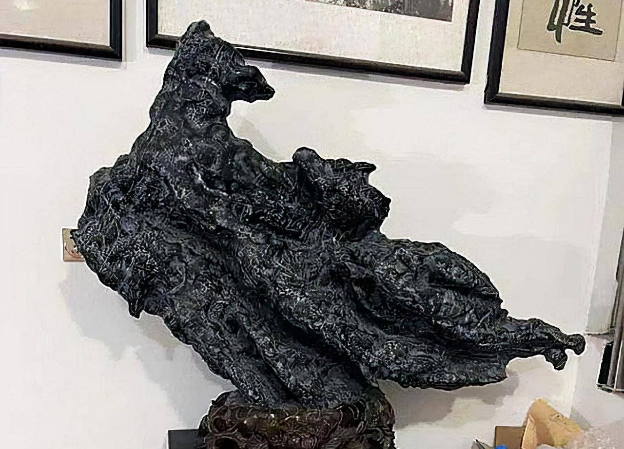 他相信,这座"绿水青山",将会承载着灵璧石的未来和希望,在奇石市场上