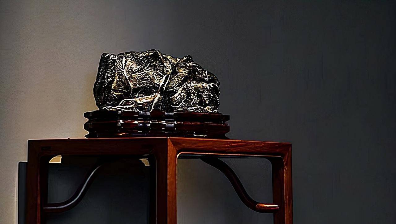 2019年安徽农民得到一块"奇石",花2万元配底座,开价8888万元