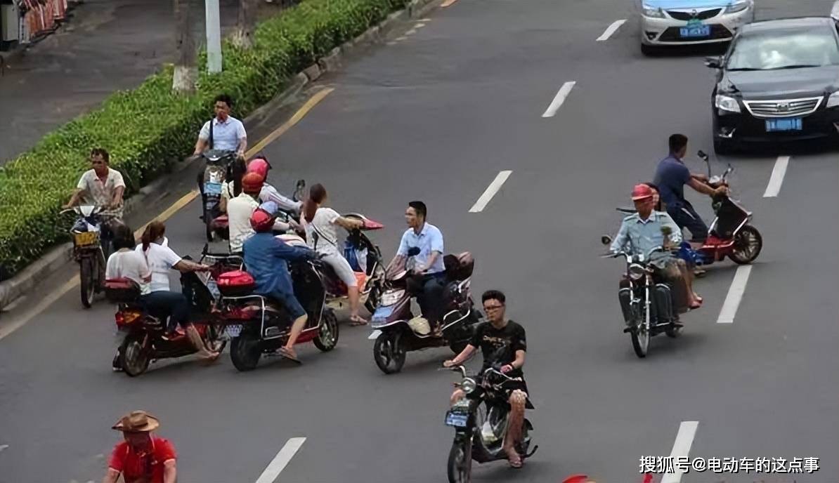 骑电动车的人,为什么不遵守交通规则?行内人替老百姓说句公道话