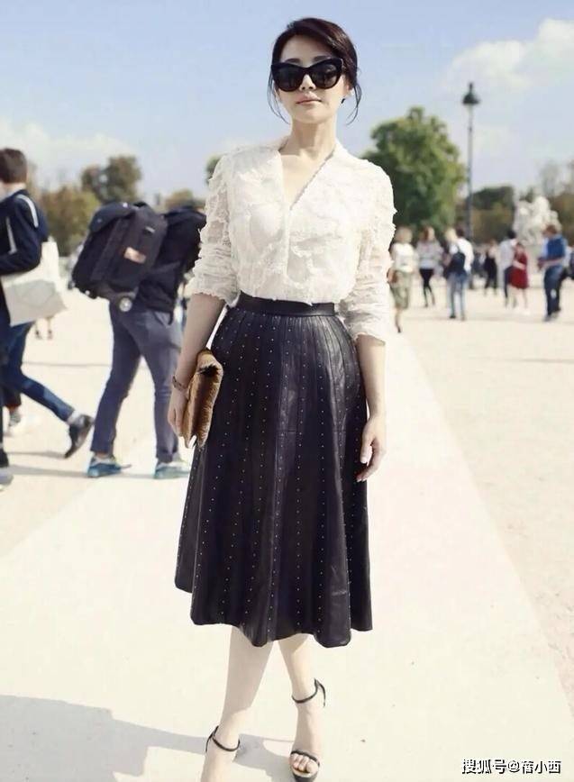 55岁许晴太显年轻!穿粉色连衣裙去度假,剪了齐肩短发嫩得像24岁