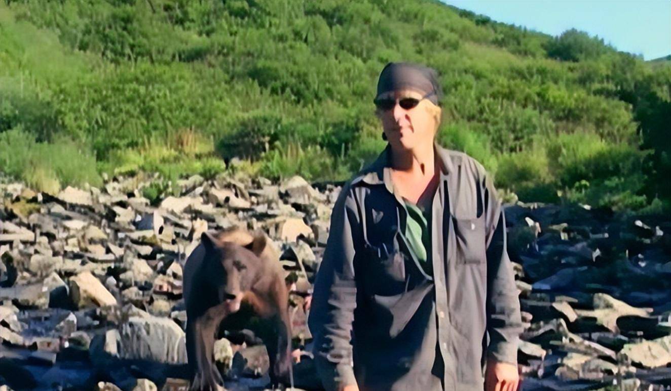 美国护熊奇人提摩西:和女友护熊13年,夜宿保护区时,双双被熊吃