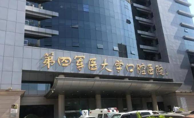 当她在医院诊室内取下遮挡物的时候,负责接待他们的刘彦普医生不由