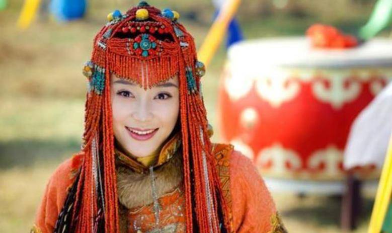 满都海33岁嫁给7岁的巴图蒙克,生下8个孩子,至今被百姓崇拜_蒙古_敌人