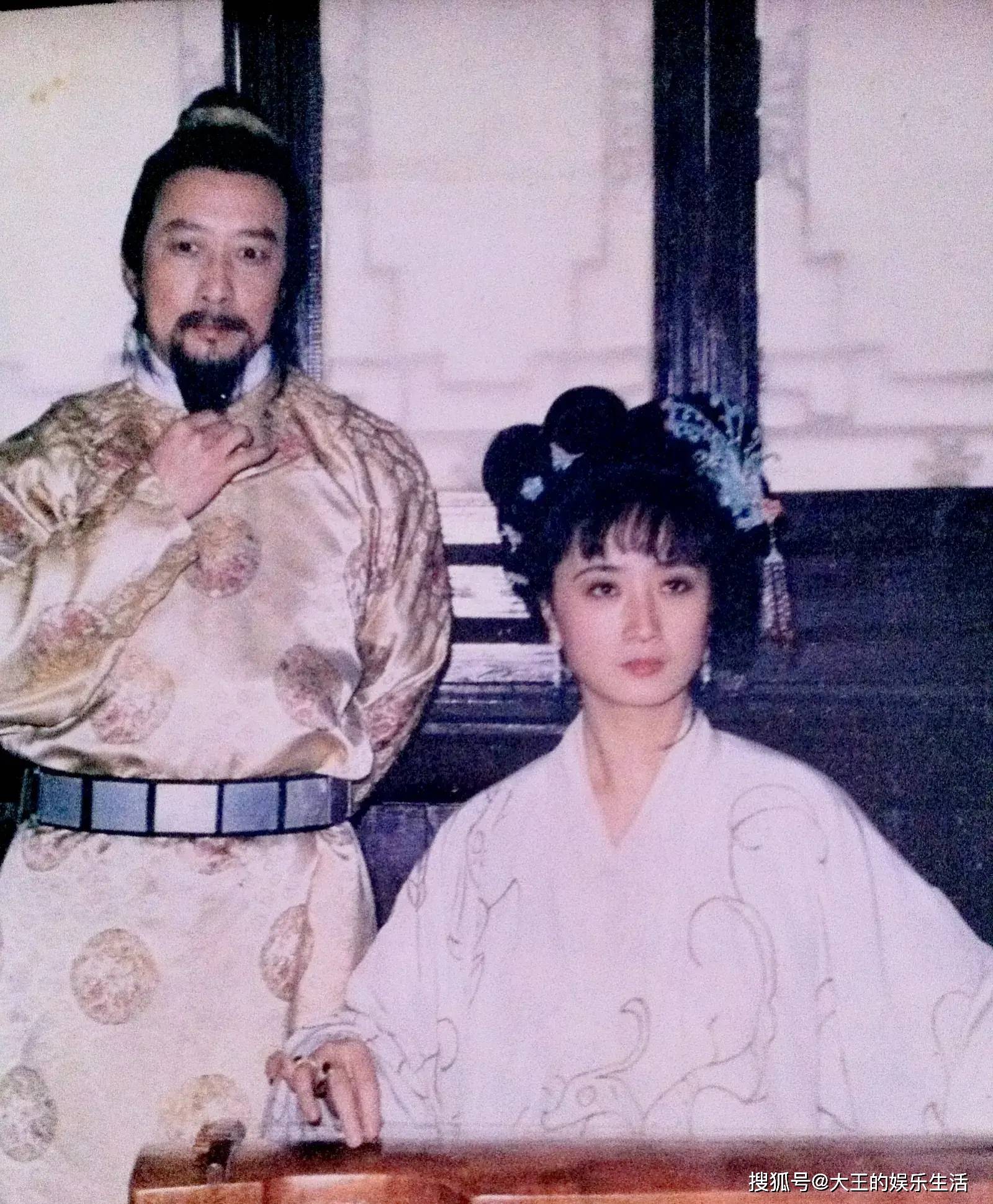 是因为有扬剧戏曲深厚功底,导演一眼相中其气质;剧里薛蟠被柳湘莲"打