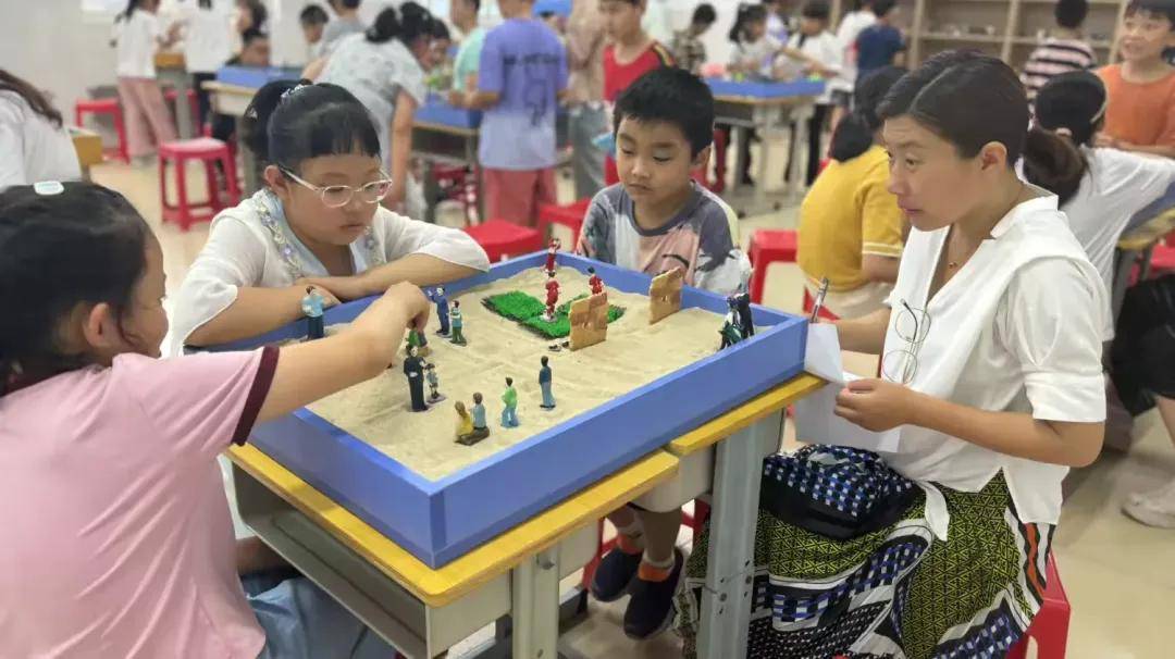 唐山鸿达学校"儿童沙盘游戏实操训练基地"七次团体沙盘活动圆满结束