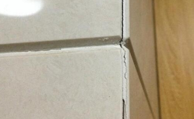 入住半年,瓷砖出现脱落问题,而师傅给出的解释让人很恼火