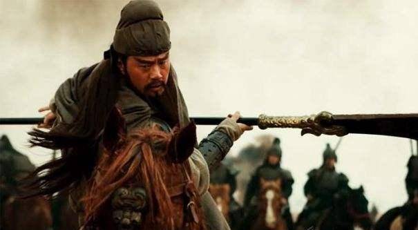 关羽一刀斩了华雄后,大喊了三个字,如今却被很多人疯狂效仿