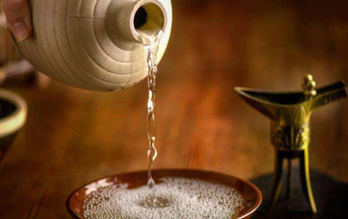 贵州背尸人:以背尸背棺材为生,徒手攀爬悬崖,峭壁上堆满了棺材