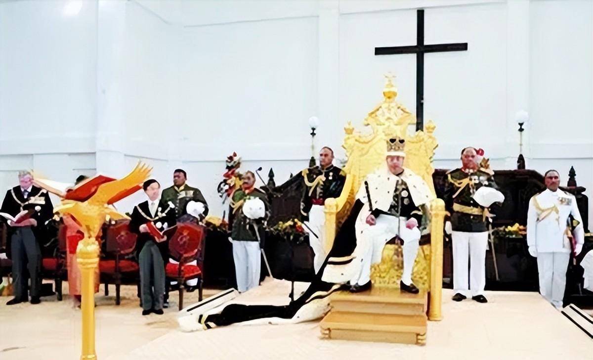 汤加国王图普四世:为挣钱公开出售国家护照,却被骗子骗走2450万