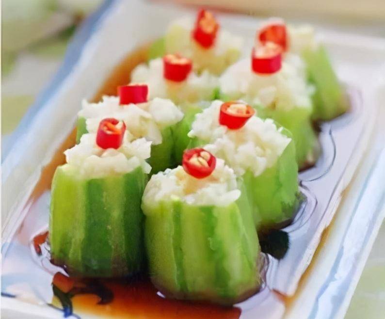 起油锅,将蛋液翻炒成块,盛入碗中;另起油锅,放入葱花爆香,放入西红柿