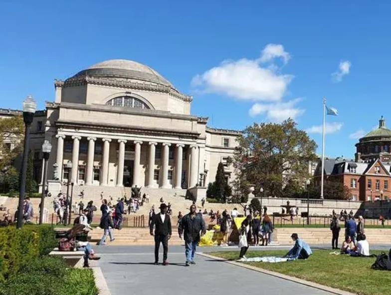 他的成长过程中要么就读于贵族中学,要么就读于世界名校哥伦比亚大学